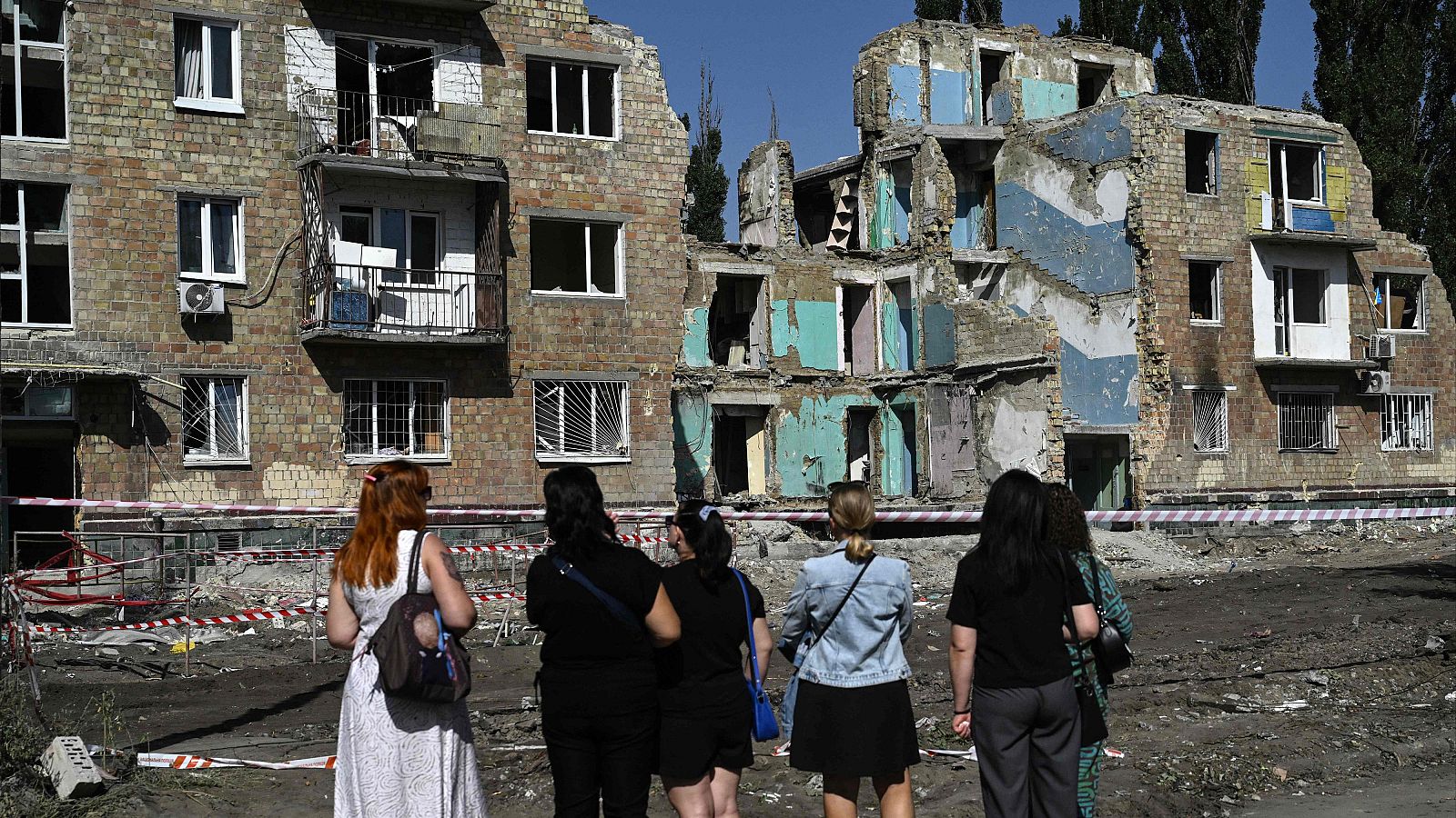 Un grupo de residentes frente a un edificio bombardeado por Rusia en Kiev