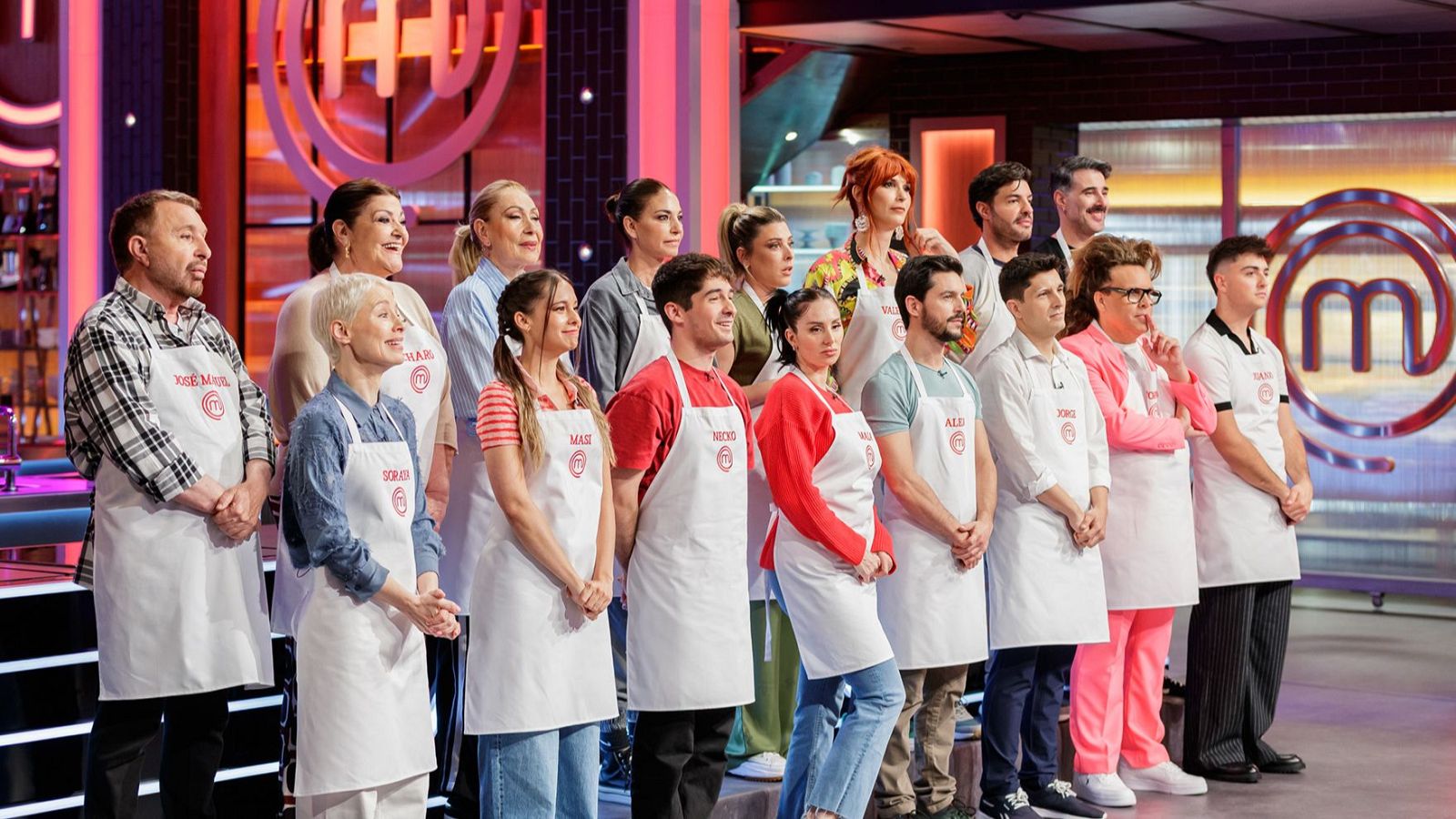 Los 16 aspirantes de 'MasterChef Celebrity 10' comienzan su andadura culinaria