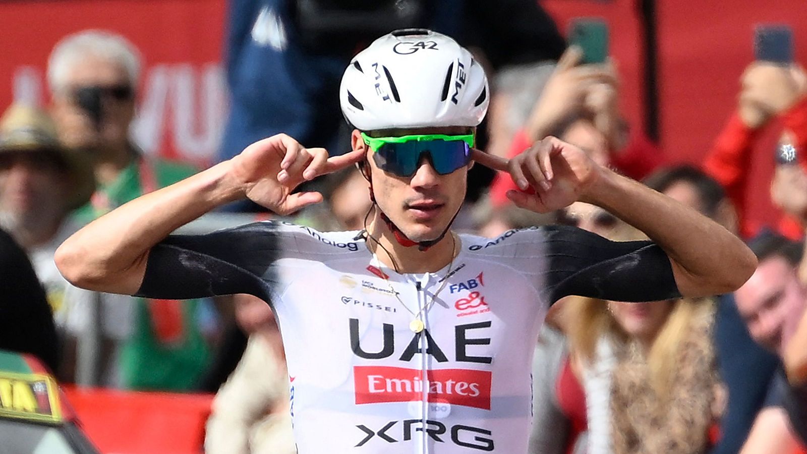 Juan Ayuso hace un gesto para celebrar su victoria en la 7ª etapa en la Vuelta 2025 en Cerler