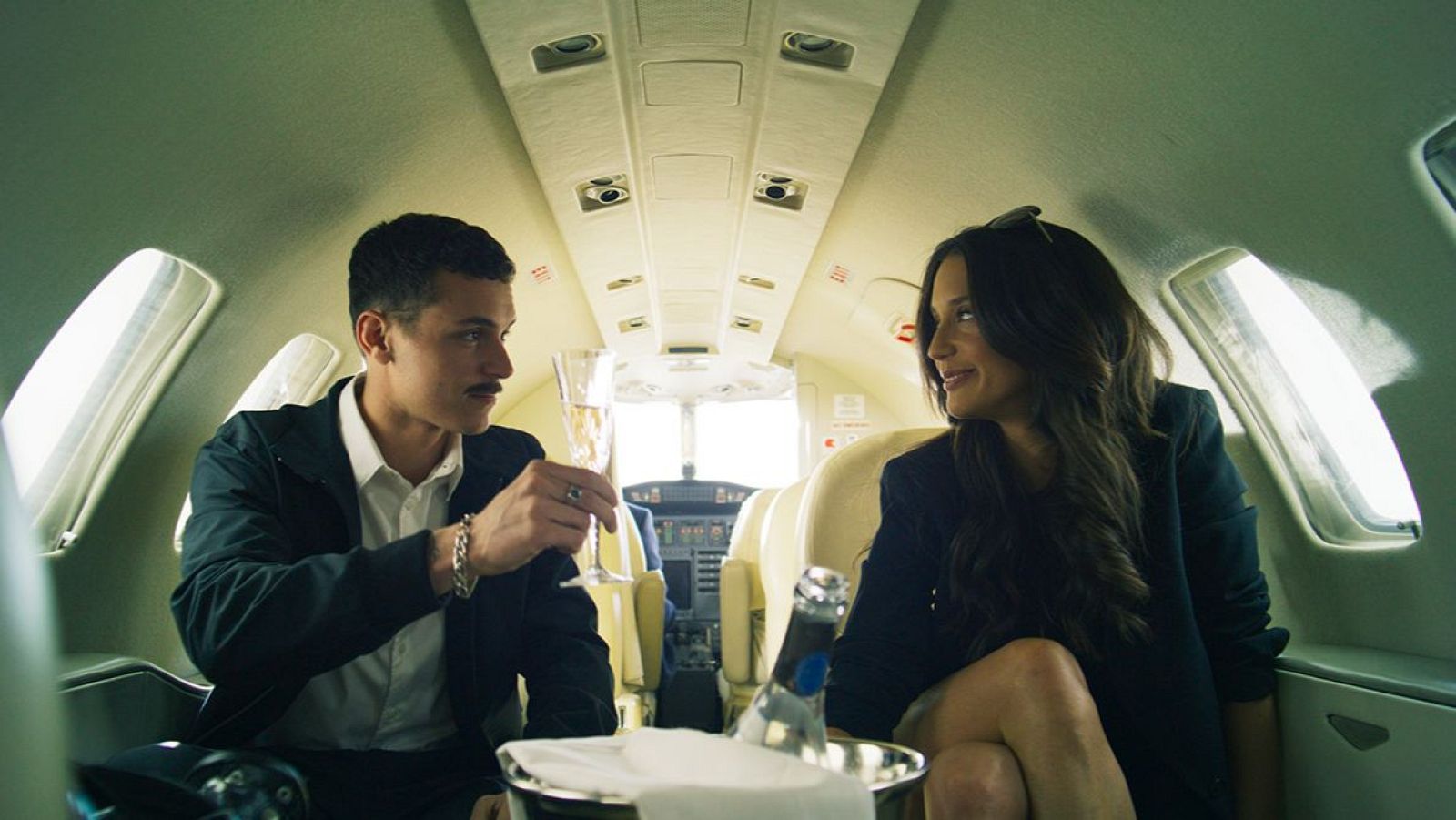 Los actores Arón Piper y María Pedraza en una escena de 'El correo', la película de Daniel Calparsoro