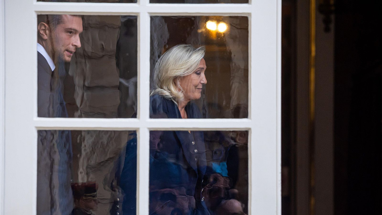 Jordan Bardella (i) y Marine Le Pen (R) tras reunirse con el primer ministro francés, François Bayrou