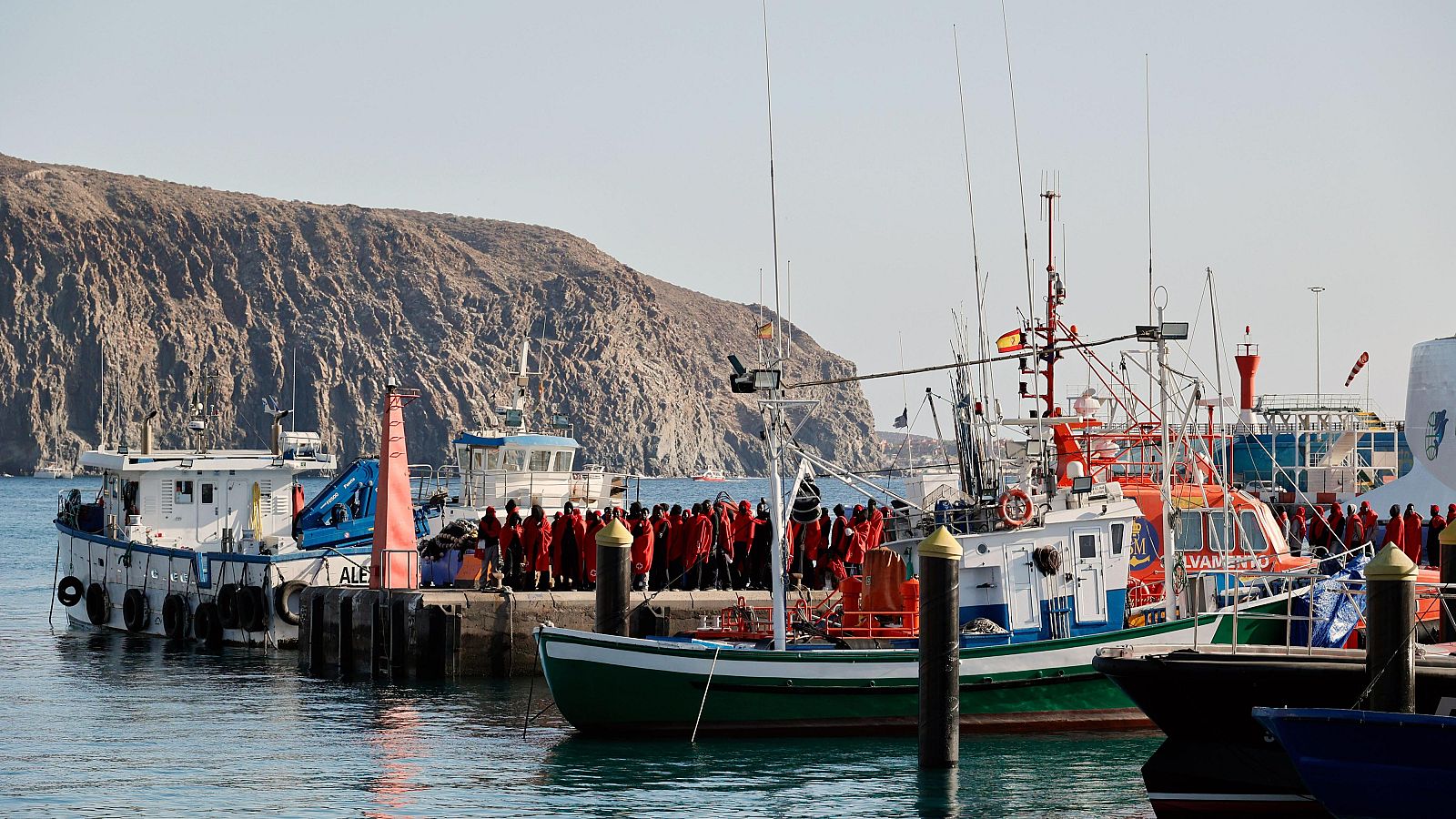 Detenidos 16 ocupantes del cayuco en el que se produjeron muertes violentas