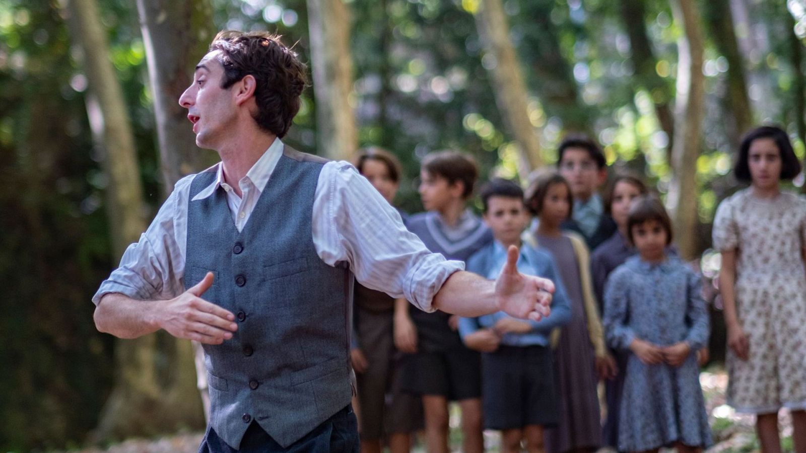 Una escena de la película 'El maestro que prometió el mar', con el actor Enric Auquer