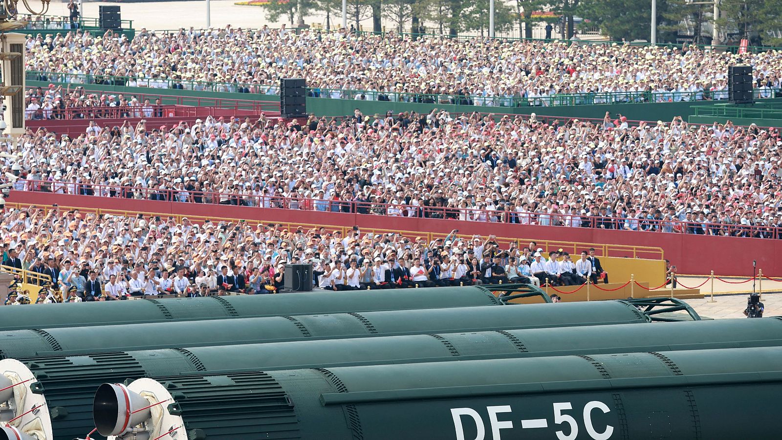 Miles de espectadores observan los misiles nucleares estratégicos intercontinentales DF-5C.