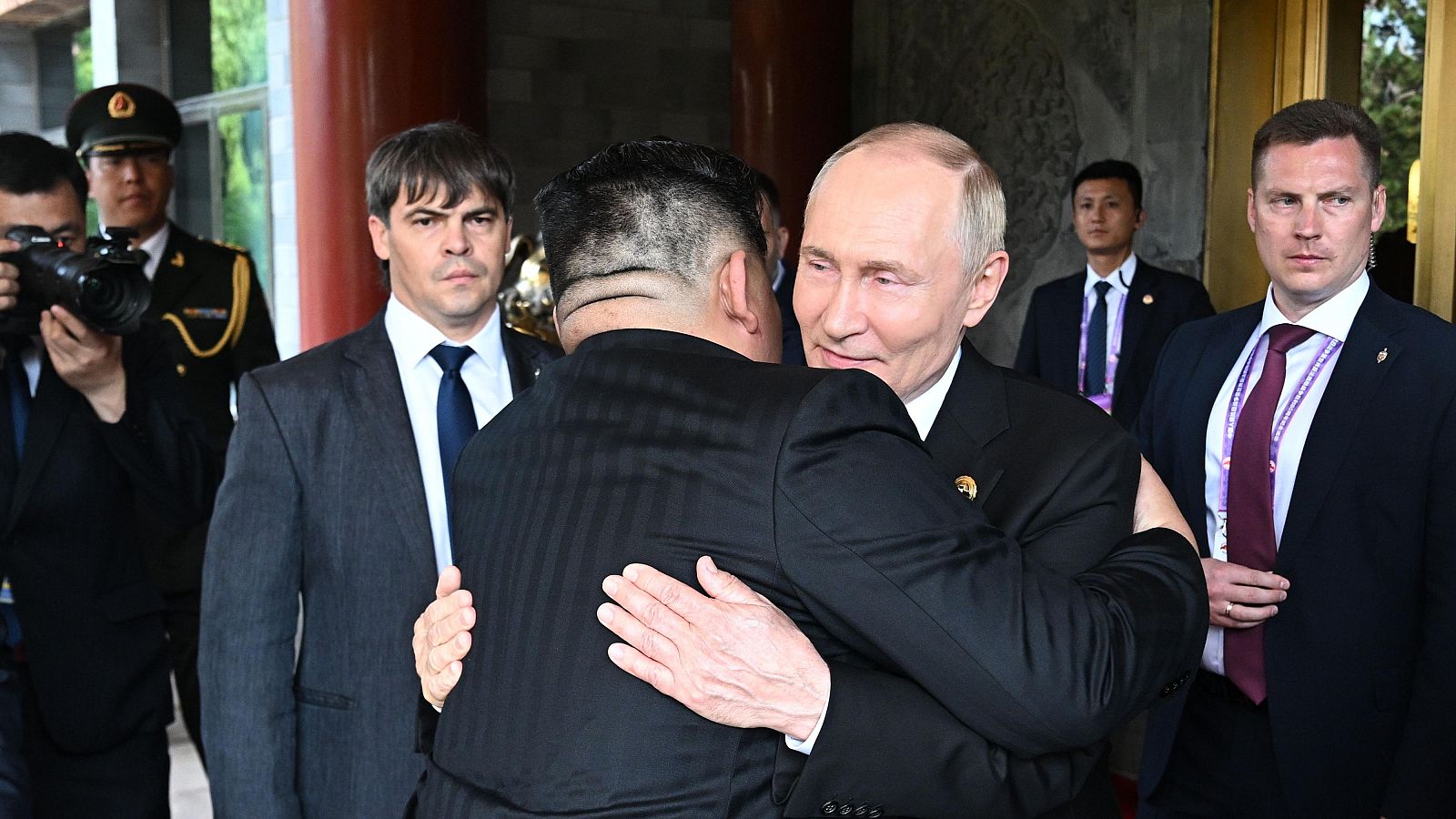 Putin y Kim Jong-un se abrazan durante su encuentro en China