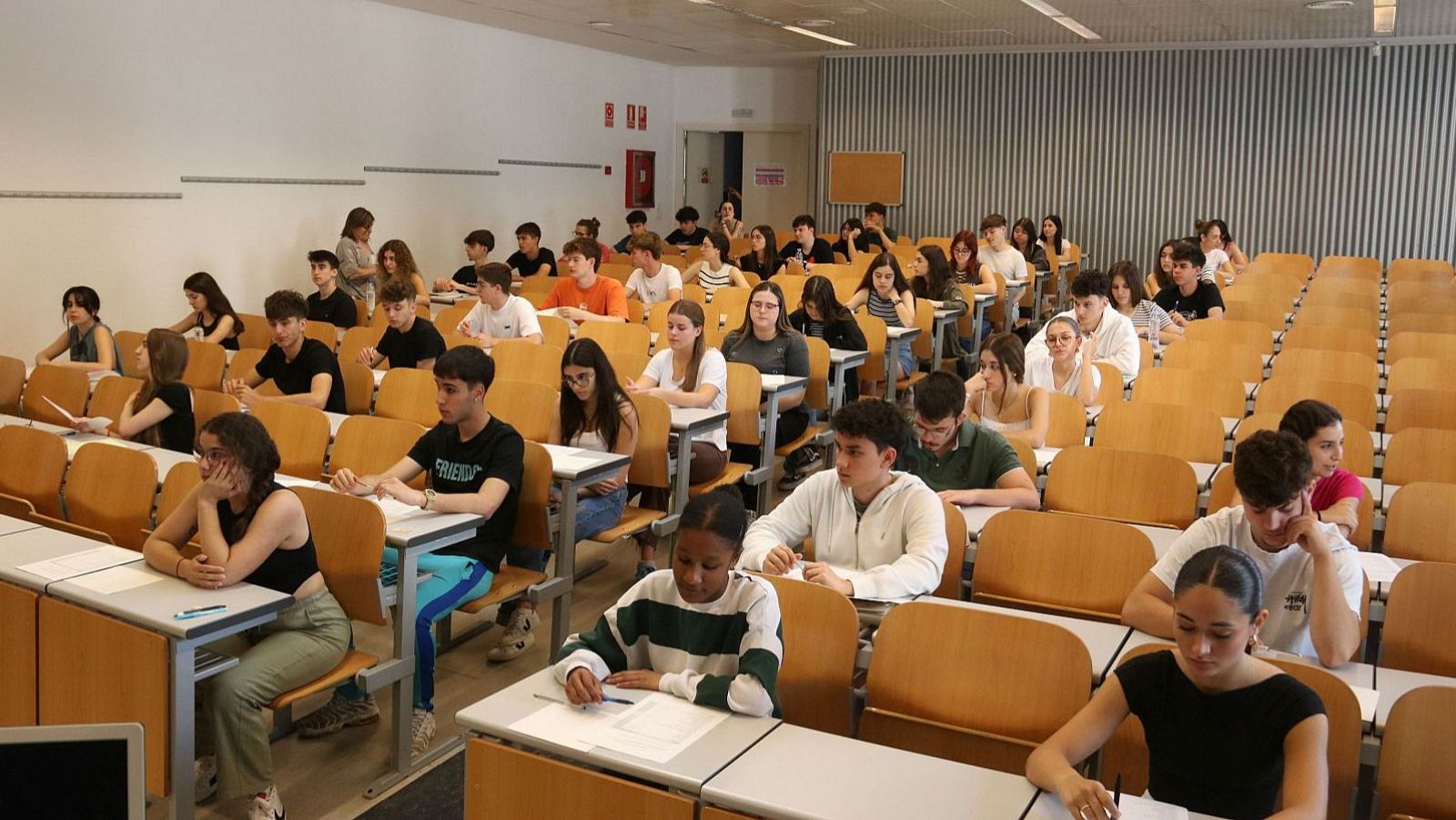 Alumnes a una classe d'universitat esperant per començar els exàmens de les PAU