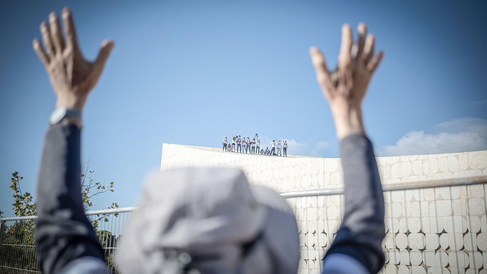 Israelíes piden el fin de la guerra en Gaza desde el techo de la Biblioteca Nacional, frente al parlamento de Israel