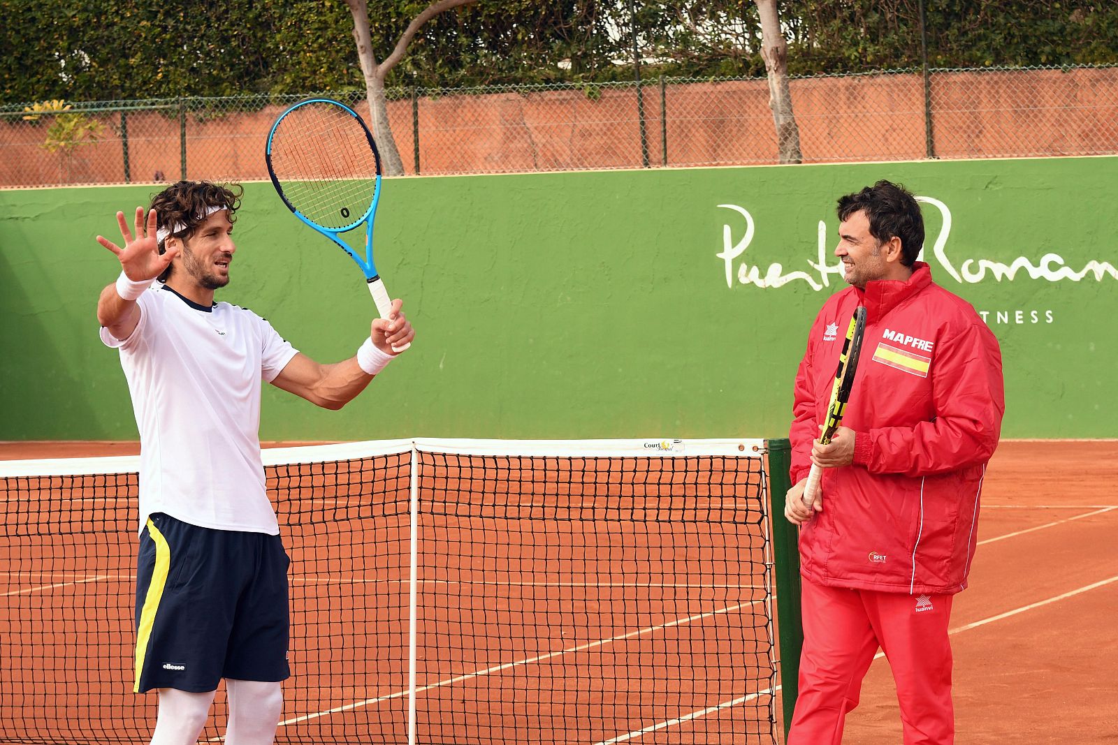 Sergi Bruguera conversa con el tenista Feliciano López durante el entrenamiento.