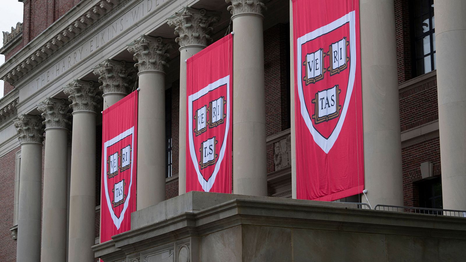 Pancartas de la Universidad de Harvard colgadas en Harvard Yard en Cambridge, Massachusetts