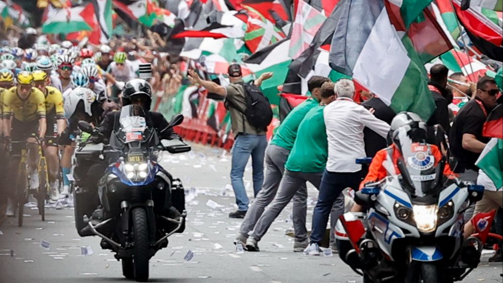 Manifestantes propalestinos intentan irrumpir en el paso de La Vuelta por Bilbao este miércoles 3 de septiembre