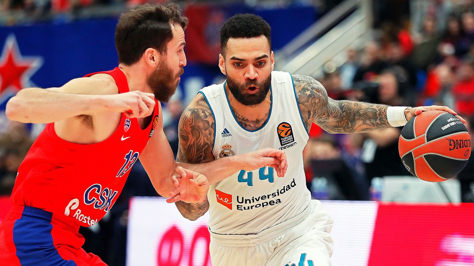 Taylor trata de anotar ante Sergio Rodríguez del CSKA.