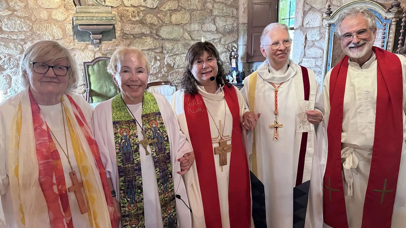 Christina Moreira (centro) el día de su ordenación acompañada de las obispas Bridget Mary Meehan, Christine Mayr Lumetzberger y Gisela Forster. Junto a ellas, el sacerdote Victorino Pérez Prieto,