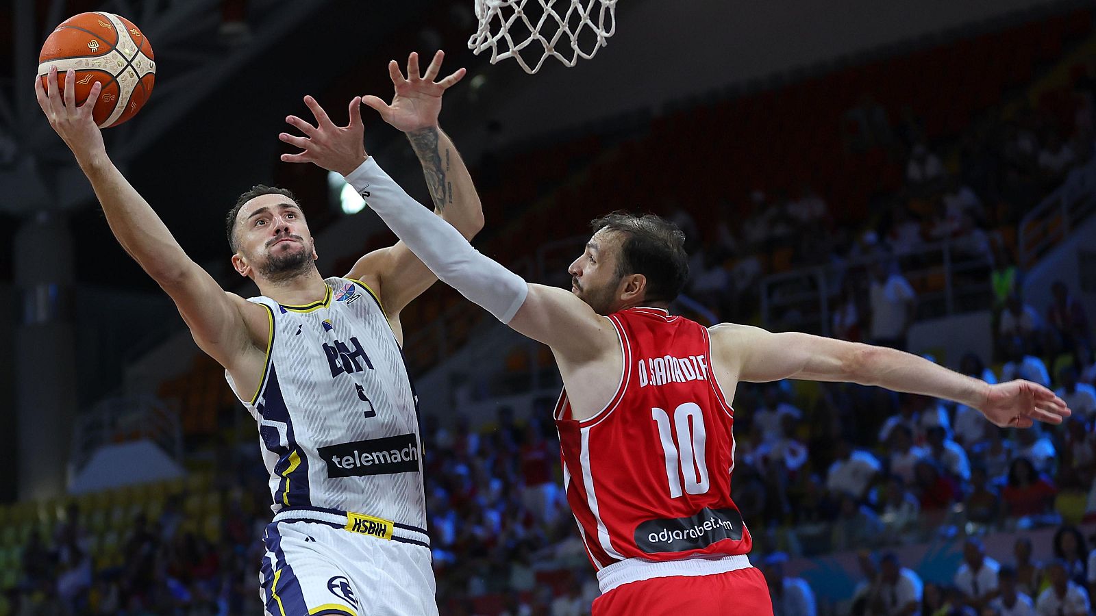 Atic entra a canasta ante la defensa de Sanadze, en el Eurobasket 2025