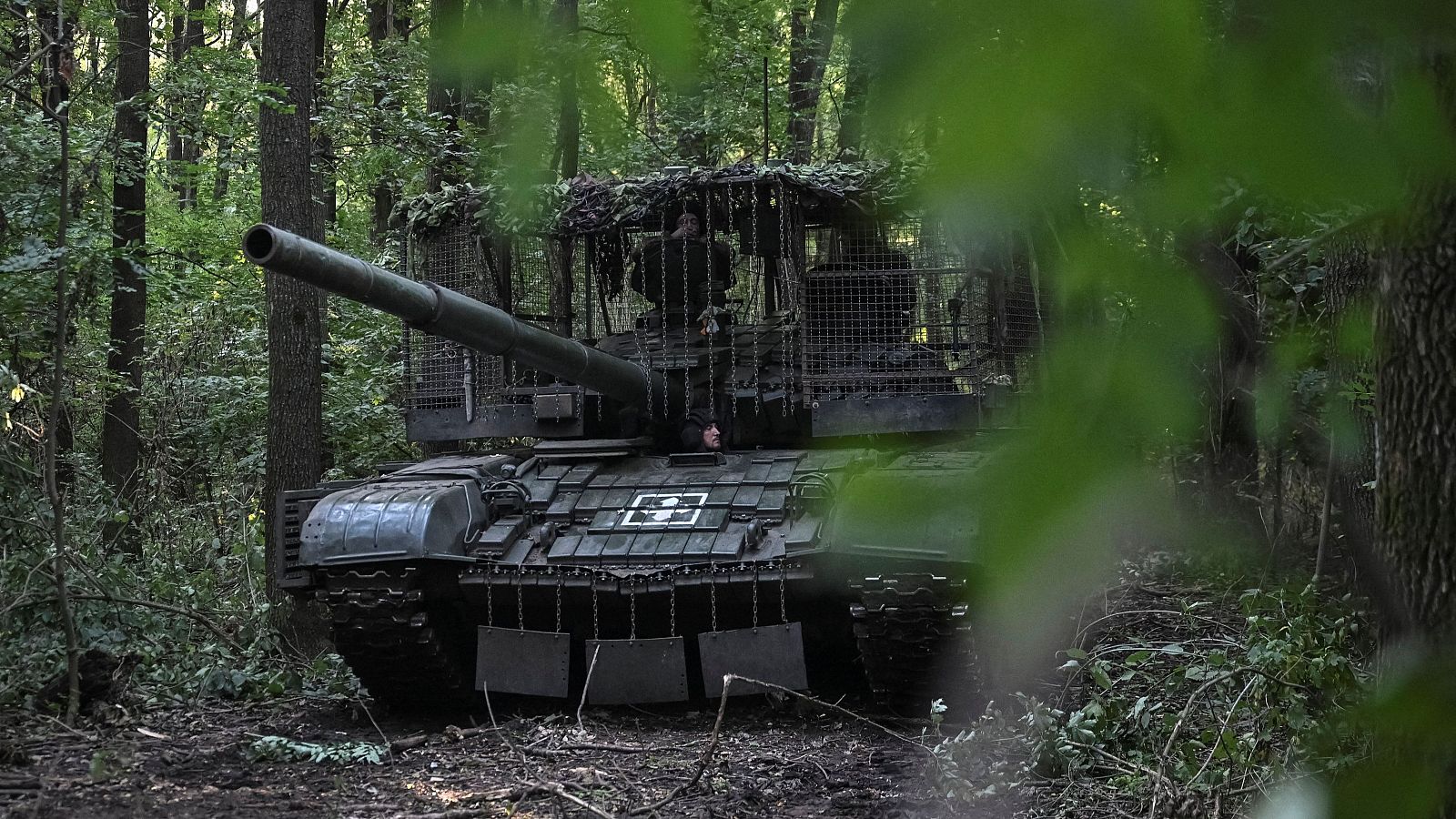 Un militar ucraniano de la 141ª Brigada Mecanizada Separada prepara un tanque en Donetsk