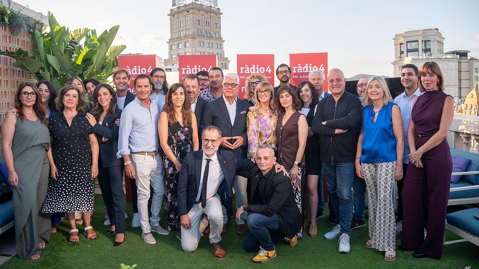 Fotografia de família de tots els presentadors de Ràdio 4
