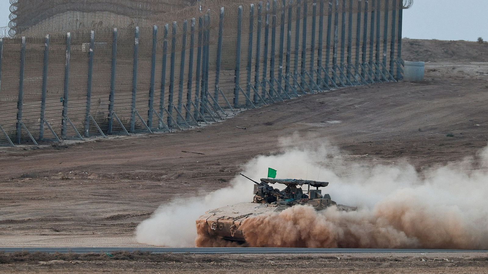 Un vehículo blindado israelí maniobrando en la frontera con Gaza