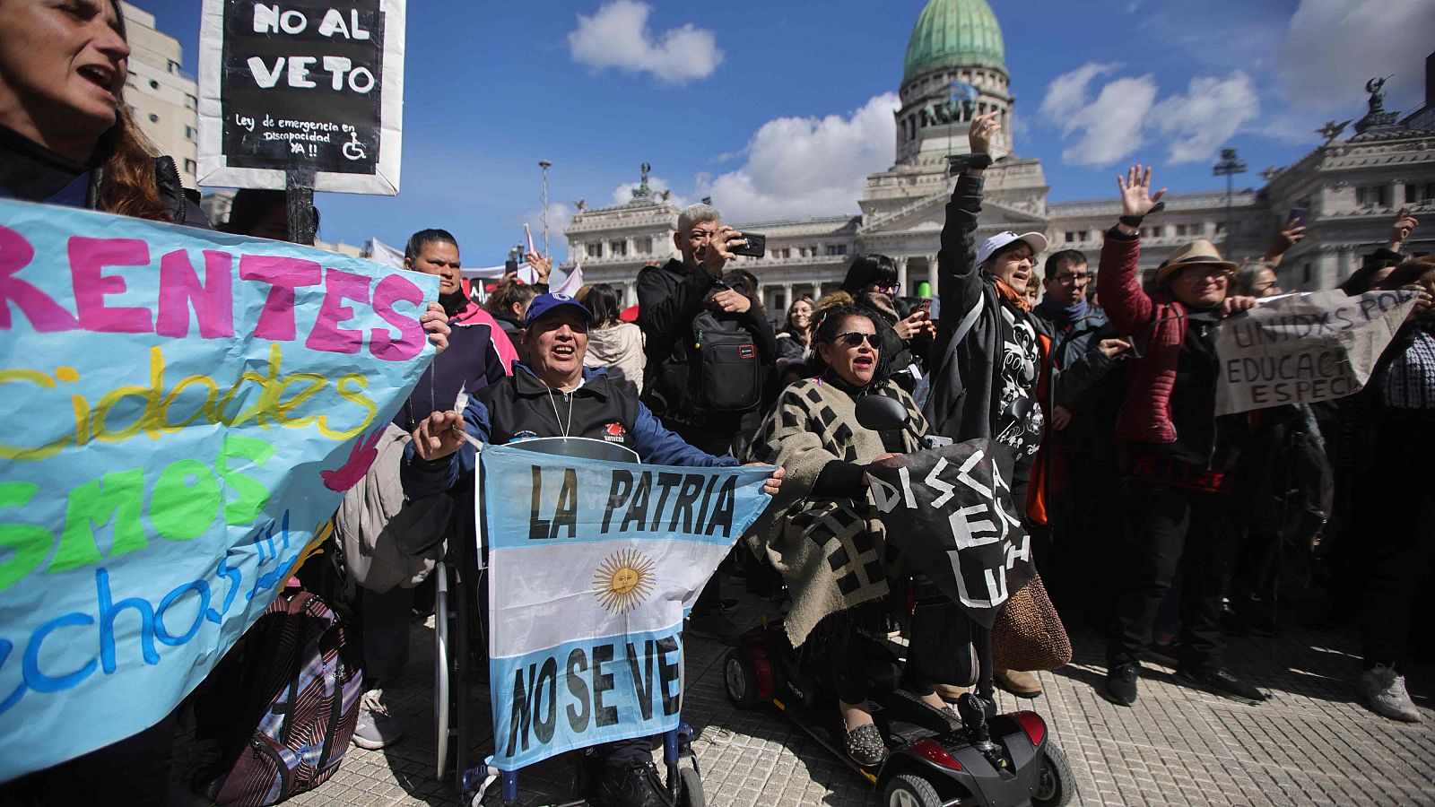 Manifestantes se reúnen frente al Congreso argentino mientras se vota la revocación del veto a la ley de discapacidad