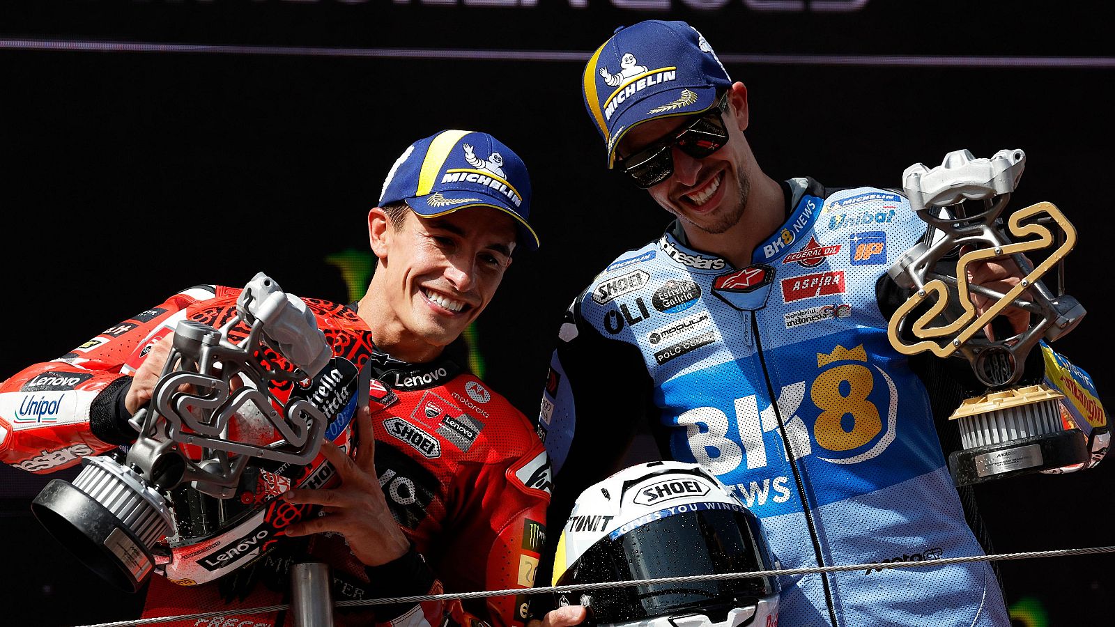 Los hermanos Márquez en el podio de Montmeló.