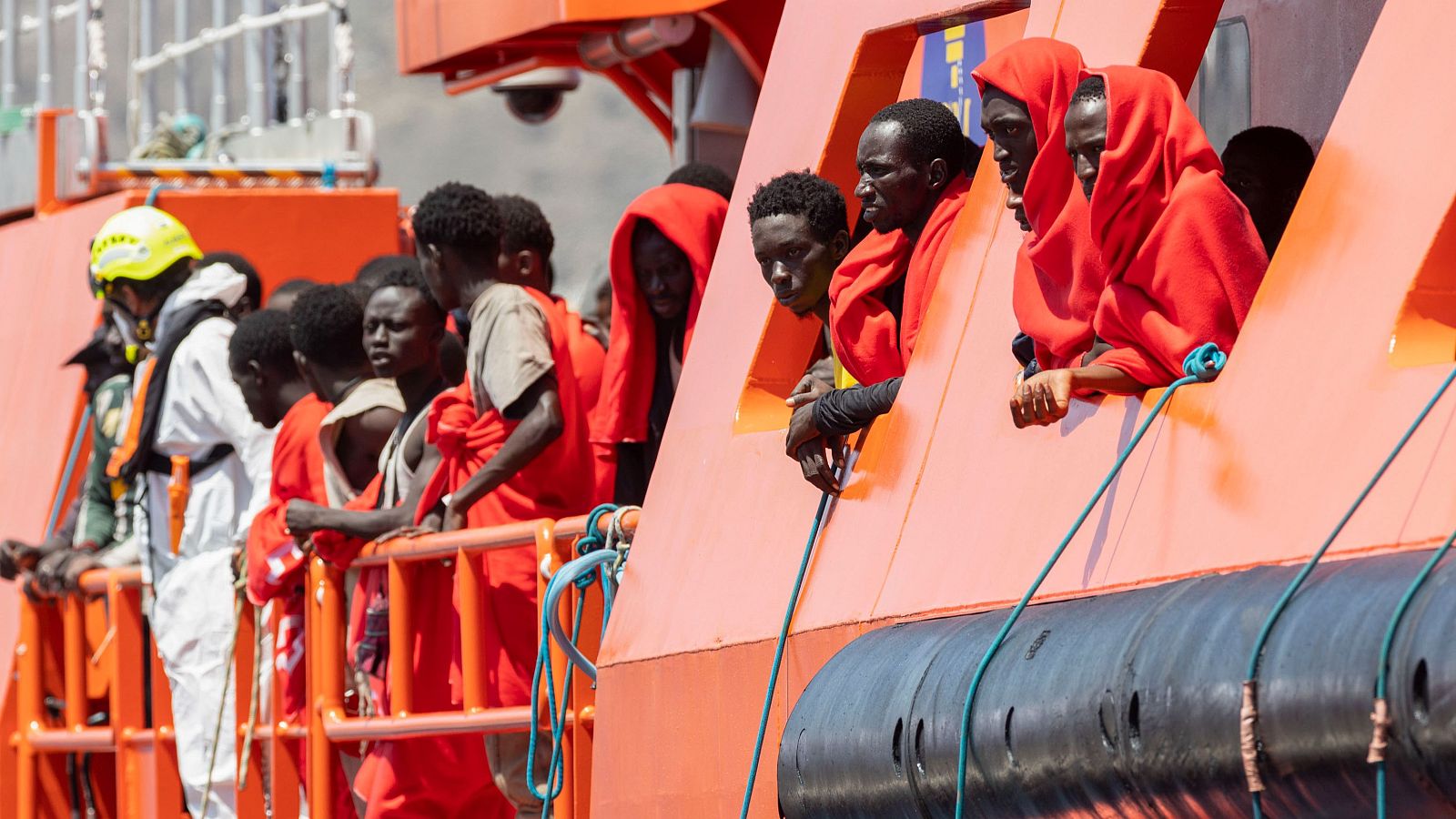 Prisión para 17 ocupantes de un cayuco en el que se arrojó a personas vivas por la borda