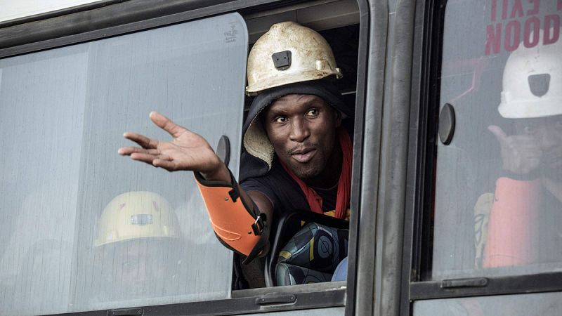Rescatan a 955 mineros atrapados tras un corte de electricidad en Sudáfrica 