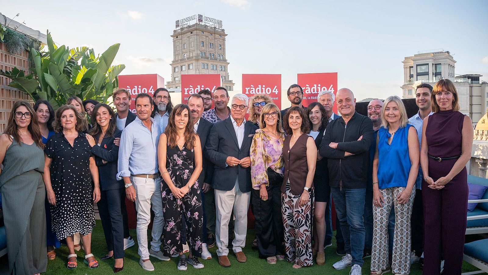 Foto de familia en la presentación de la programación de Ràdio 4