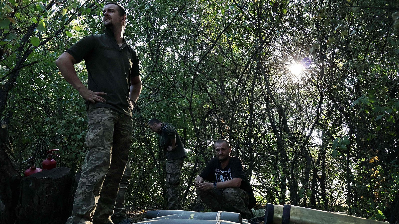 Soldados ucranianos descargan y preparan municiones de un cañón autopropulsado ruso Msta-S capturado