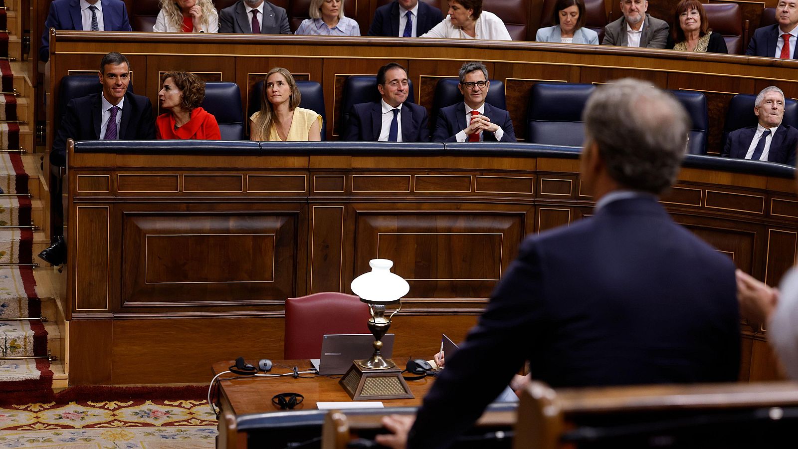 El presidente del Gobierno, Pedro Sánchez, escucha la intervención del líder del PP, Alberto Núñez Feijóo, en un pleno en el Congreso.