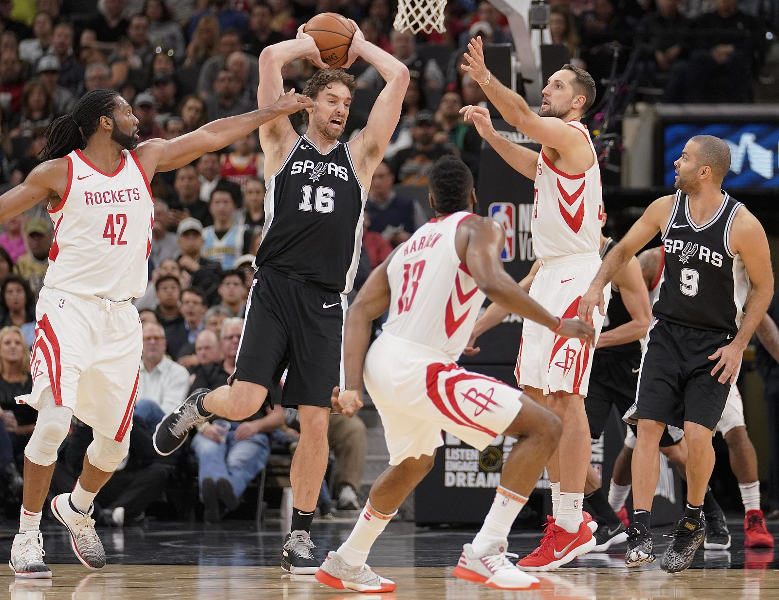 El jugador Pau Gasol (2i) y Tony Parker (d) de San Antonio Spurs en acción ante Nene (i), James Harden (c) y Ryan Anderson de Houston Rockets.