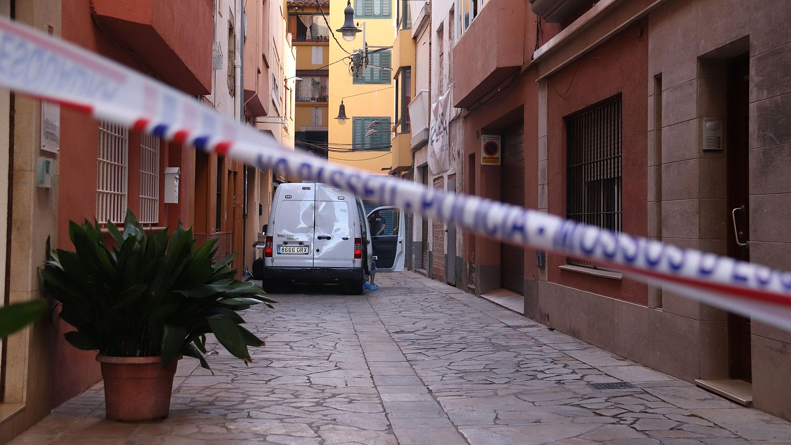 Cordó policial amb els investigadors dels Mossos d'Esquadra al fons per comprovar les causes de la mort d'una dona a Lloret de Mar