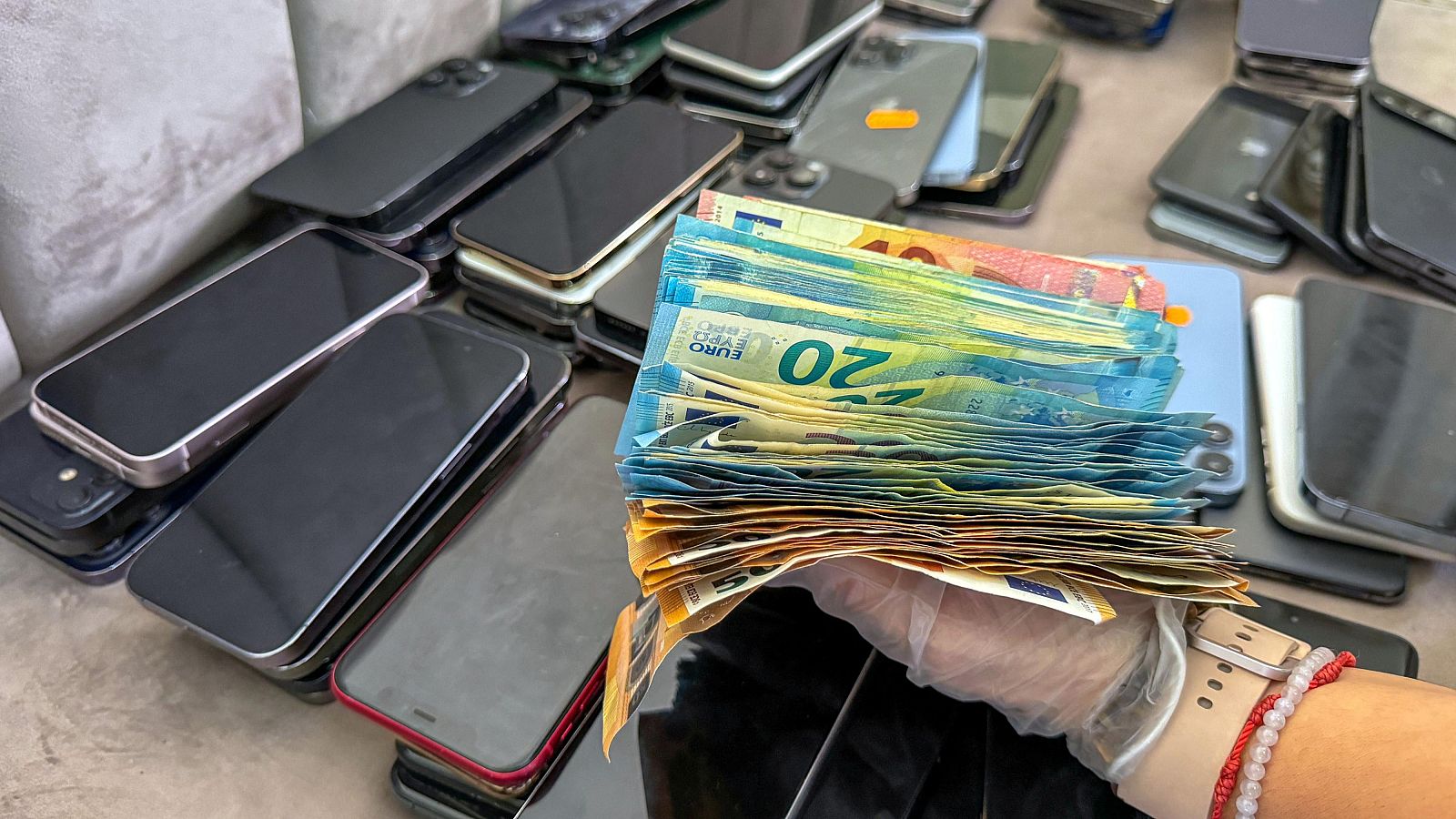 Diners en metàl·lic i mòbils decomissats en l'operatiu policial a Mataró