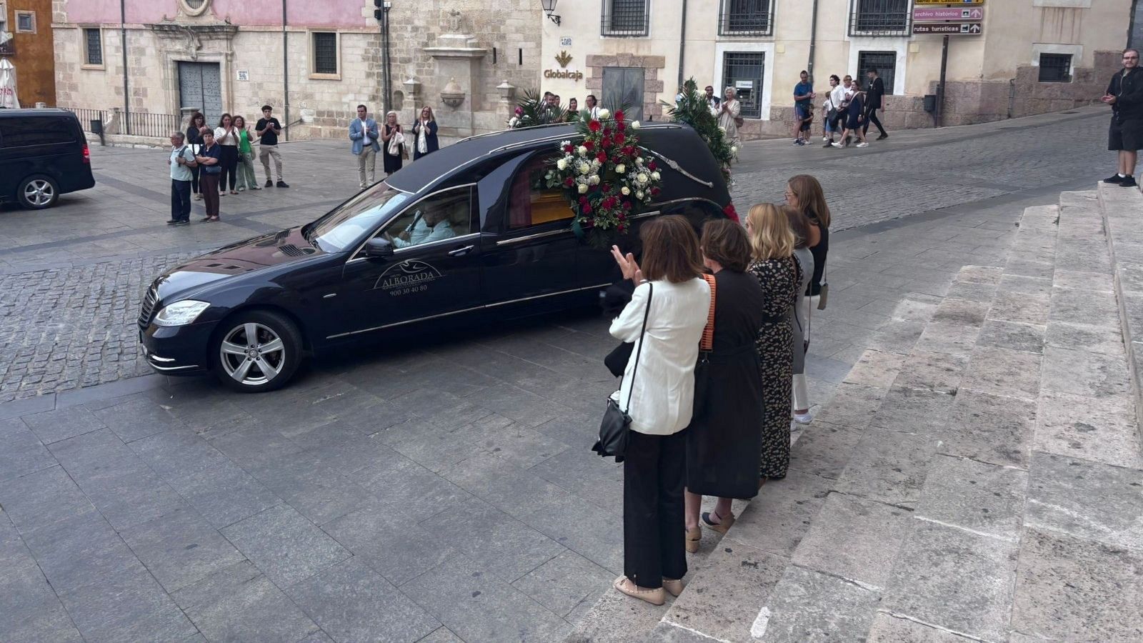 Los restos del artista Gustavo Torner llegan en un coche fúnebre a la Catedral de Cuenca