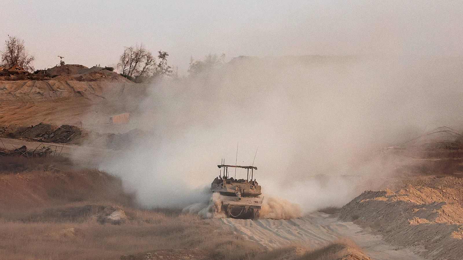 Un tanque del Ejército israelí avanza por la Franja de Gaza a lo largo de la valla de separación en la frontera con el sur de Israel.