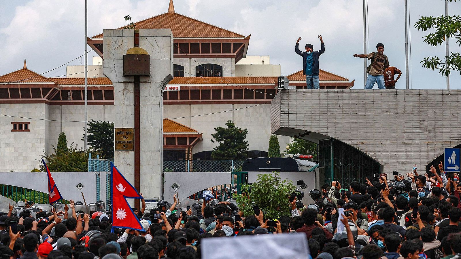 Al menos 17 muertos y más de 80 heridos en Nepal durante violentas protestas contra la corrupción y el veto de redes sociales