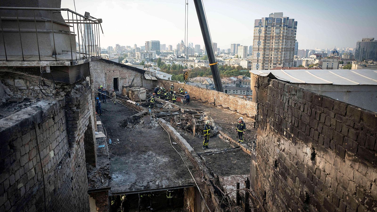 Rescatistas limpian los escombros del edificio del Gabinete de Ministros de Ucrania dañado tras un ataque ruso
