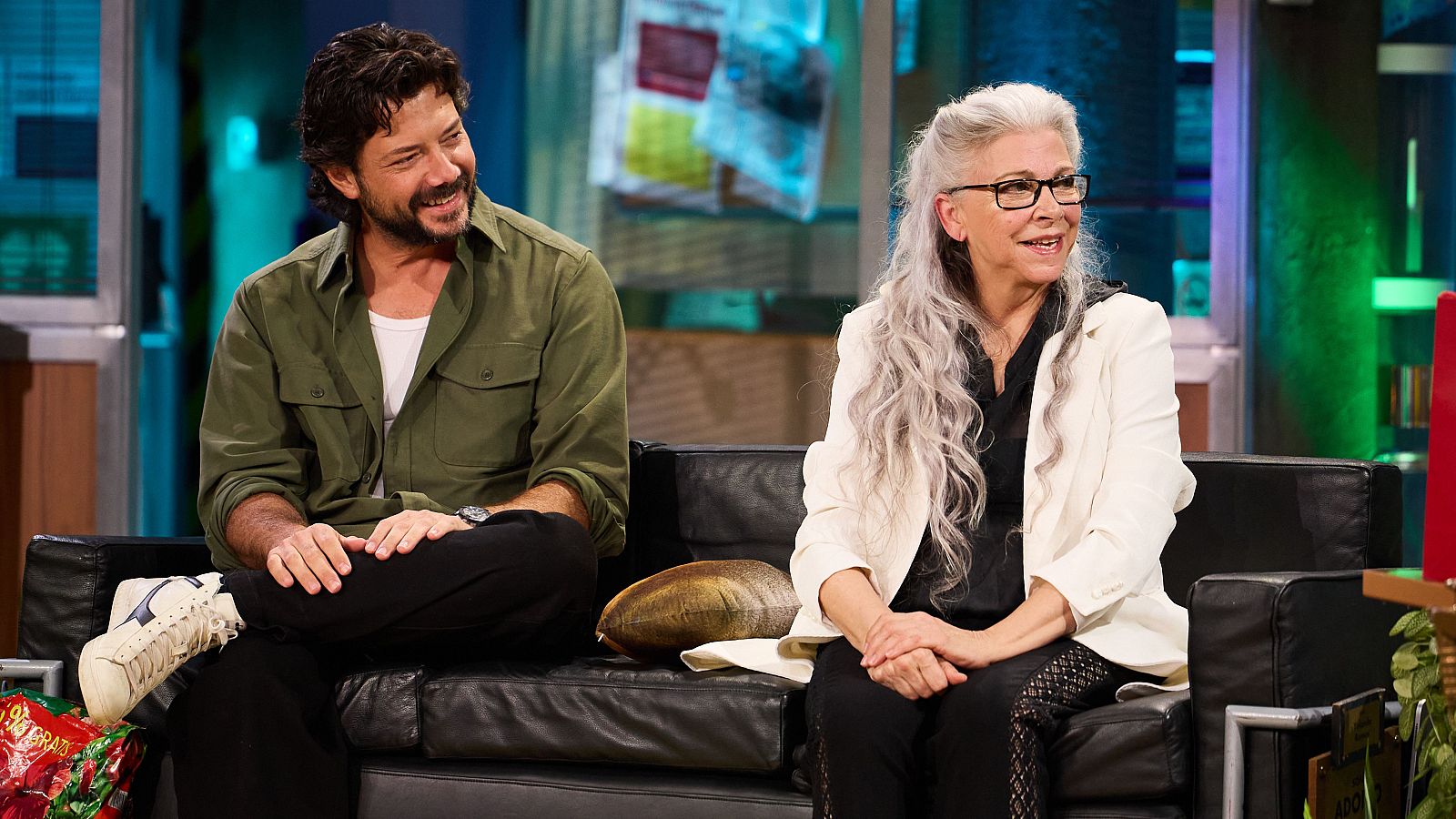 Álvaro Morte y Kiti Mánver visitan por primera vez La Revuelta