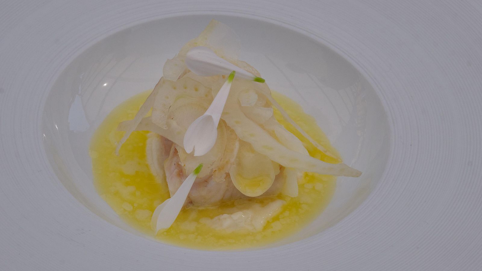 Receta de merluza con almendras tiernas, coliflor y emulsión de ajoblanco de MasterChef Celebrity 10