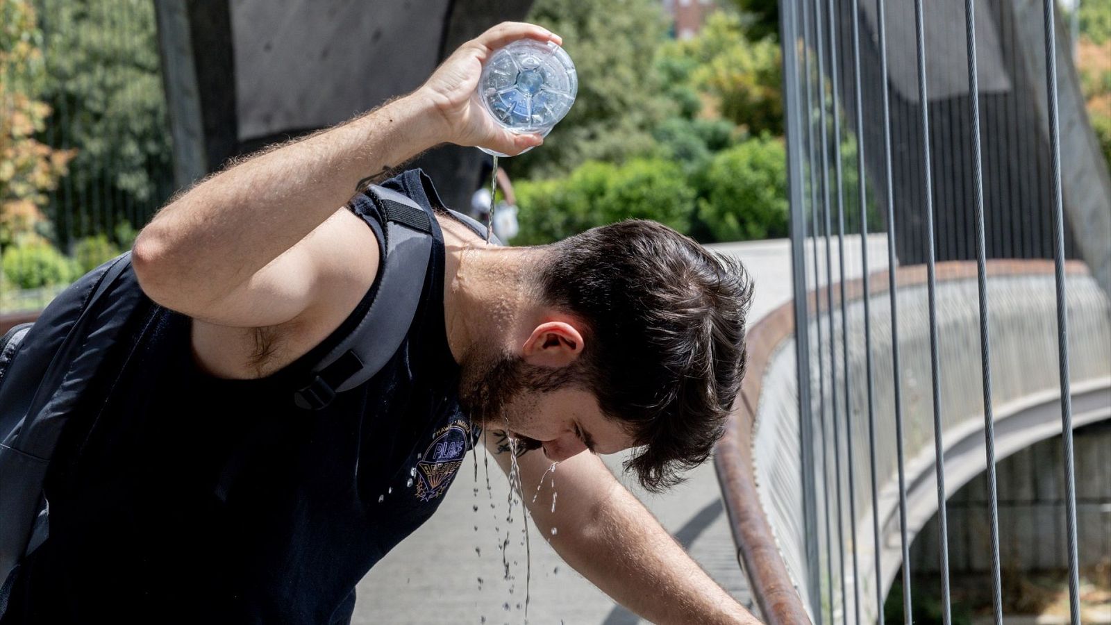 Un chico se moja la cabeza en una imagen de archivo tomada el 12 de agosto en Madrid