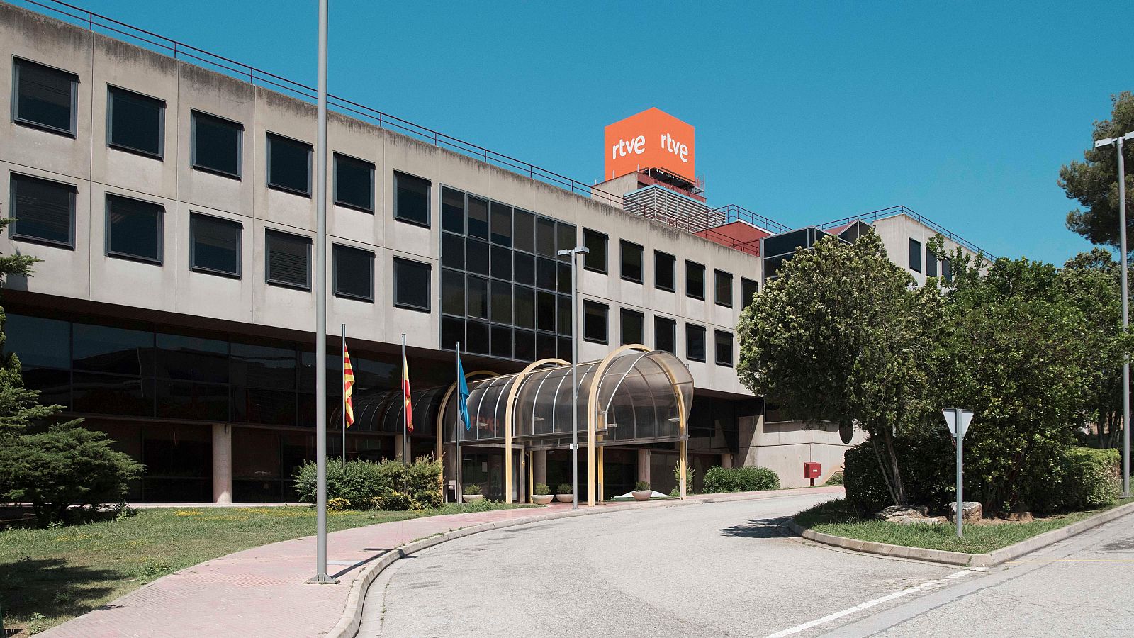Façana principal del centre de producció de RTVE Catalunya a Sant Cugat