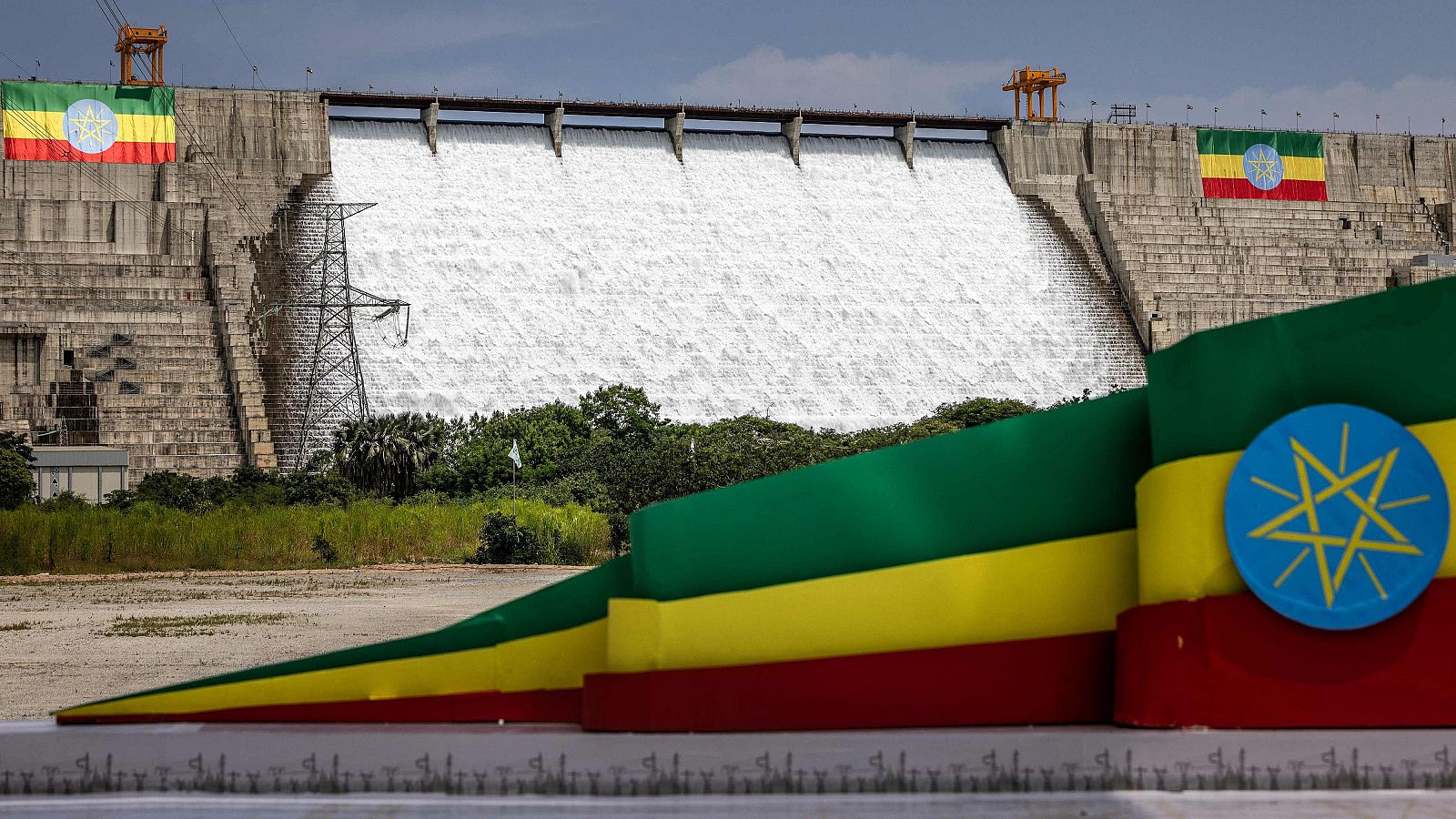 Vista general de la Gran Presa del Renacimiento Etíope durante su ceremonia oficial de inauguración en Guba