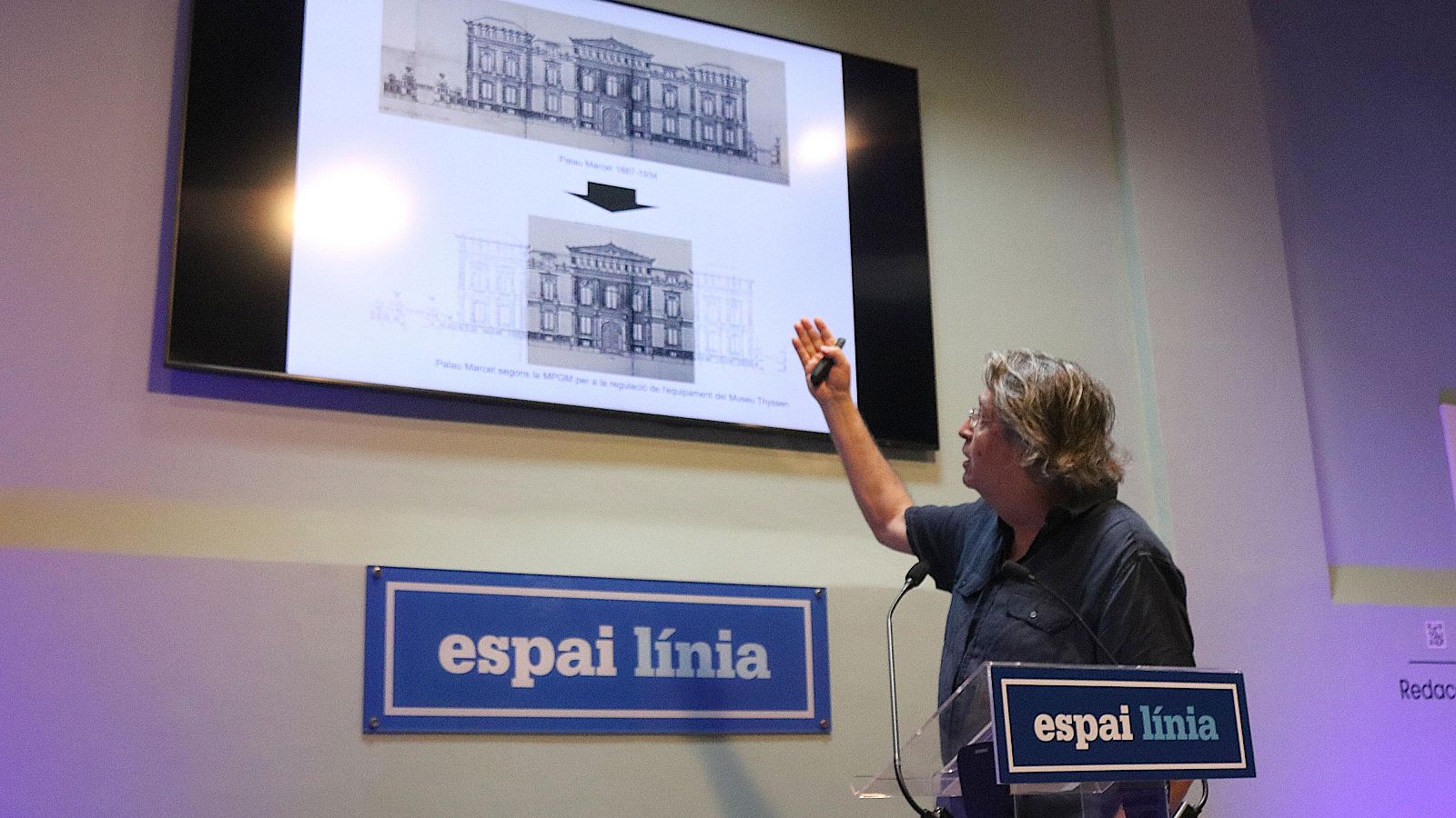 Jaume Artigues, membre de la Comissió d'Habitatge de la FAVB, mostrant imatges de l'edifici