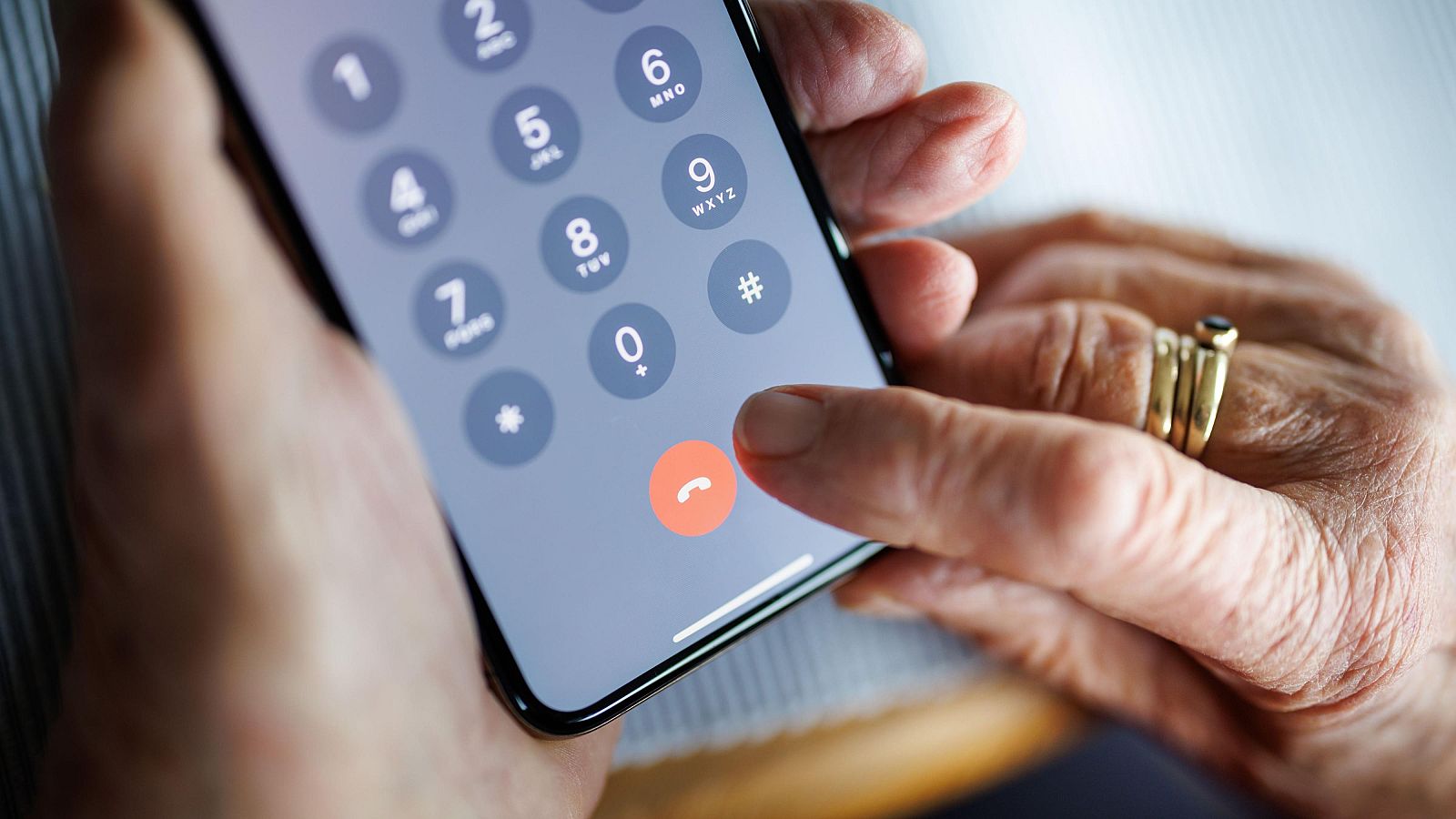 RNE accede a las instalaciones del teléfono 024 para la prevención del suicidio