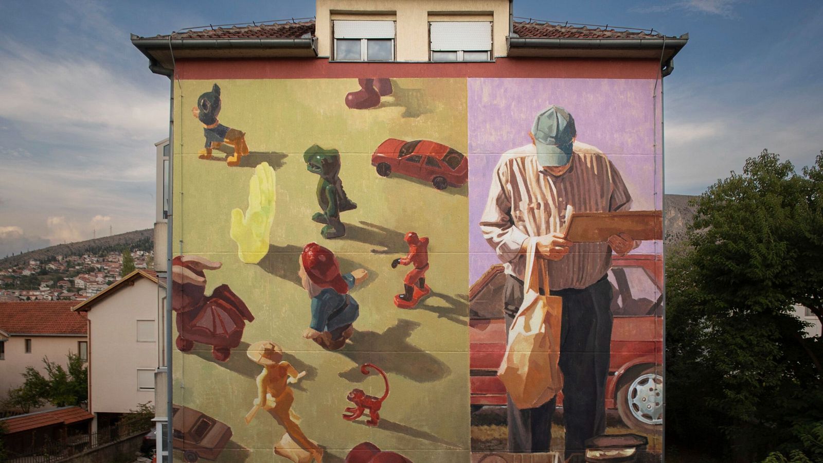 Mural con dos secciones: juguetes sobre fondo verde y un hombre con carpeta y gorra junto a un coche rojo sobre fondo lila.  Posible representación de la infancia y la memoria.