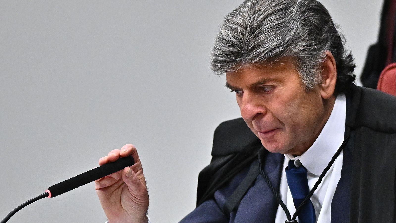 El tercero de los cinco jueces encargado del juicio contra Bolsonaro rompe con sus pares y vota anular la audiencia