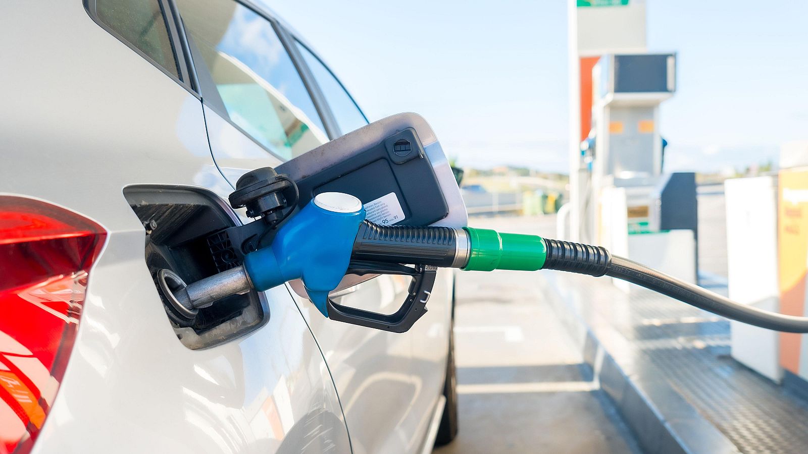 Los carburantes rompen con cinco semanas de bajadas y repuntan con un leve 0,2% con el fin del verano