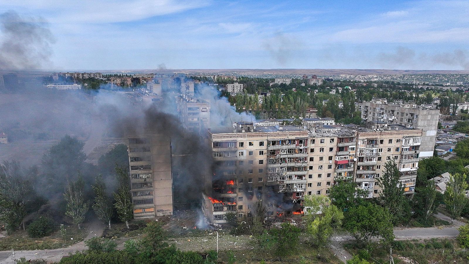 Escena de un ataque aéreo ruso contra un edificio residencial en Kostiantynivka