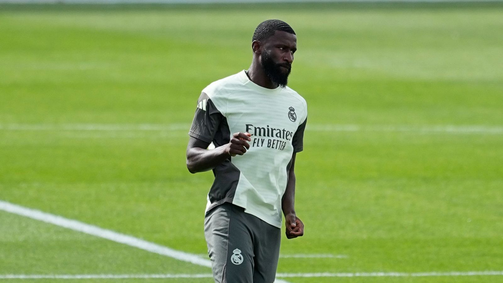 Antonio Rüdiger es baja en el Real Madrid con una lesión en recto anterio de su pierna izquierda