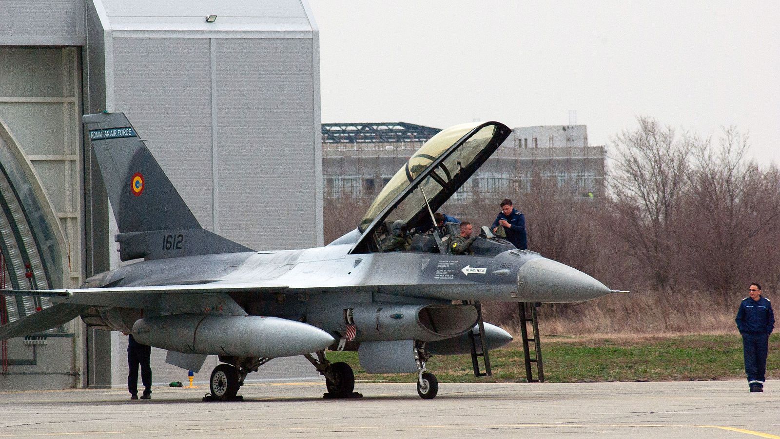 Pilotos se preparan para su misión en la cabina de un avión de combate F-16 de la Fuerza Aérea de Rumanía en la base aérea rumana.