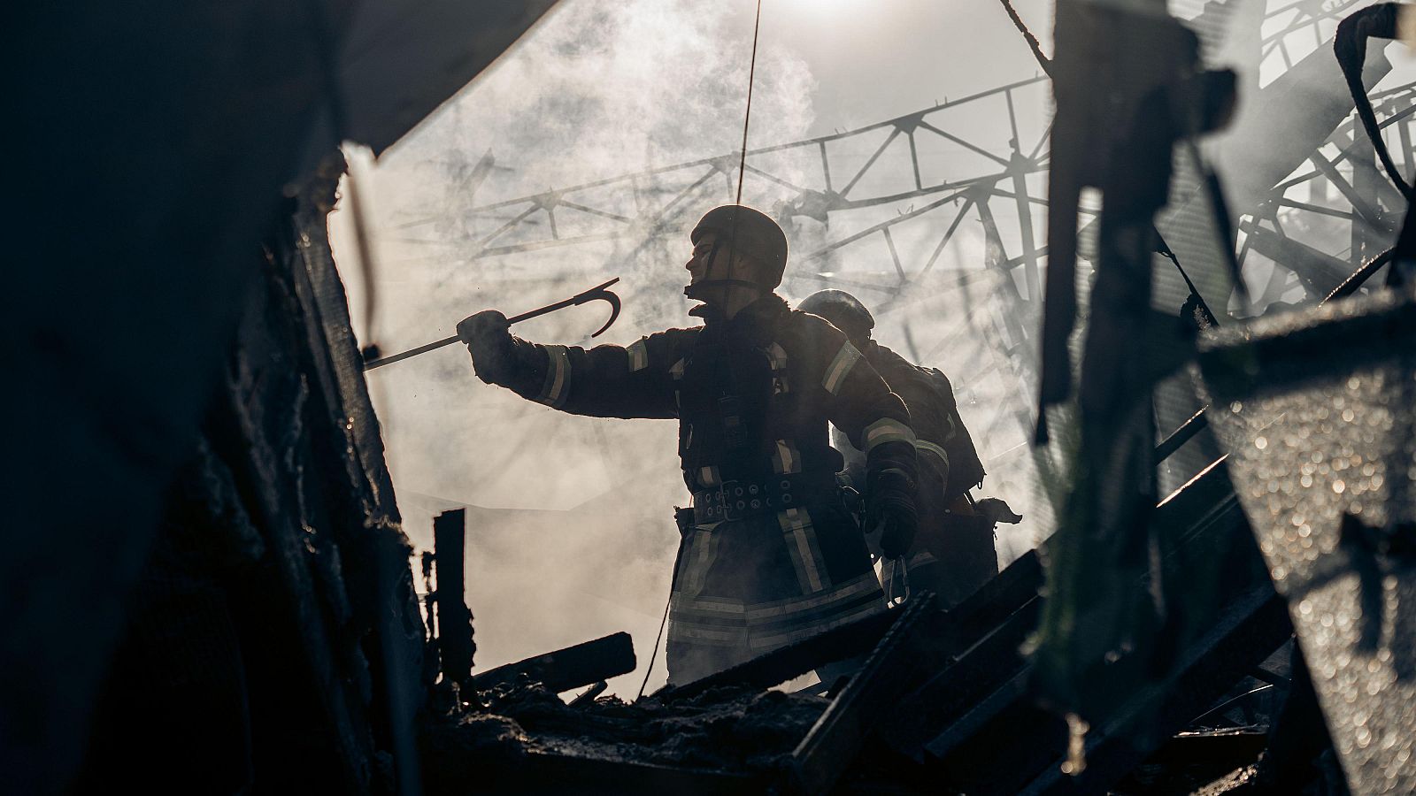 Bomberos trabajan en el lugar de un ataque con drones rusos este sábado en Sumi, Ucrania