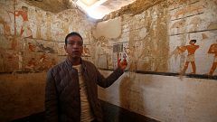Hallan la tumba de una alta funcionaria del Imperio Antiguo faraónico junto a las pirámides de Guiza
