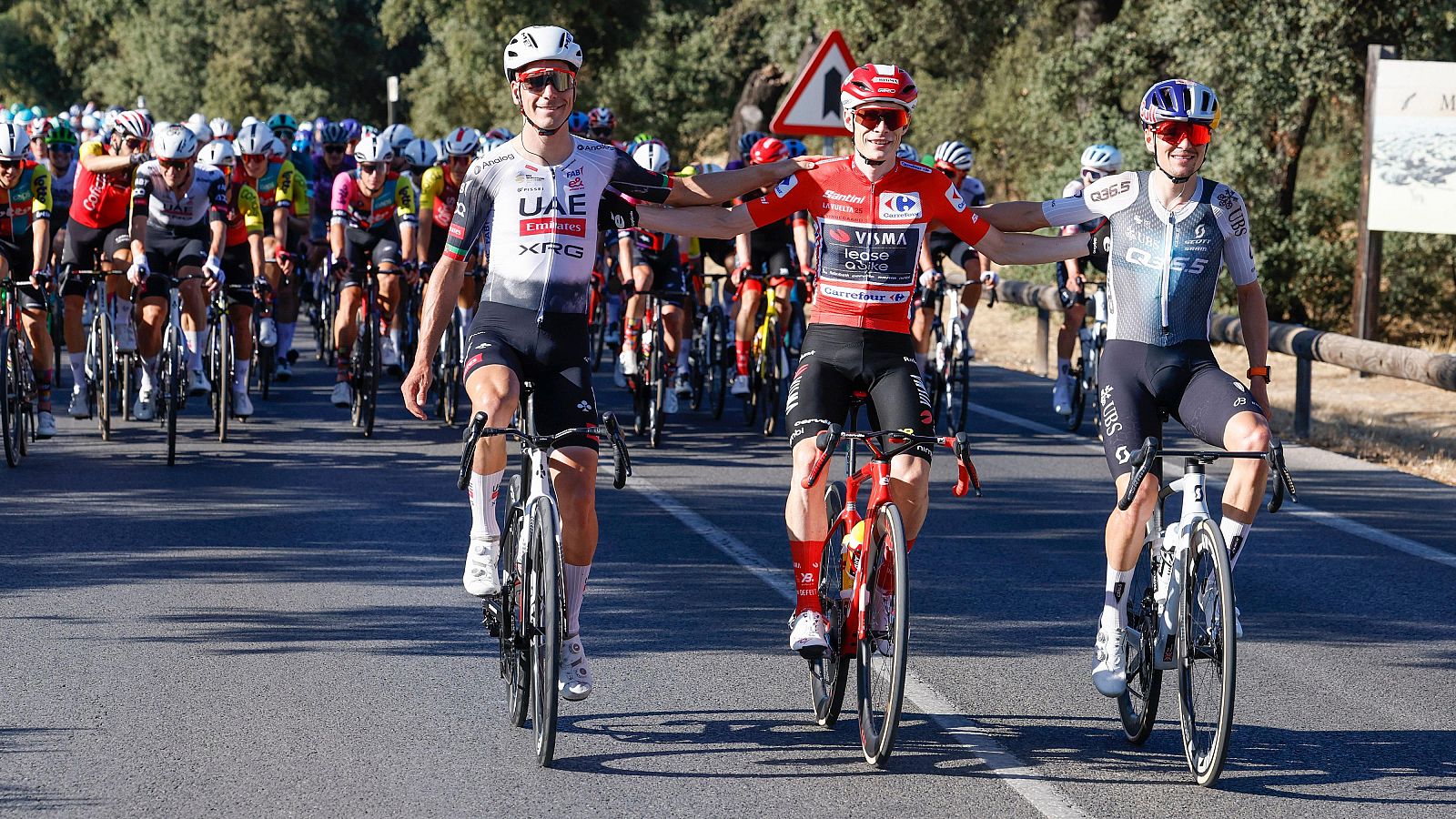 Jonas Vingegaard (c), Joao Almeida (i) y Tom Pidcock (d) durante la última etapa de la Vuelta a España 2025.